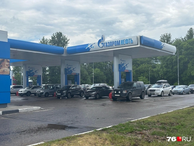 Автомобилисты выстраиваются в очередь, чтобы заправиться с запасом | Источник: Александр Куренной / 76.RU