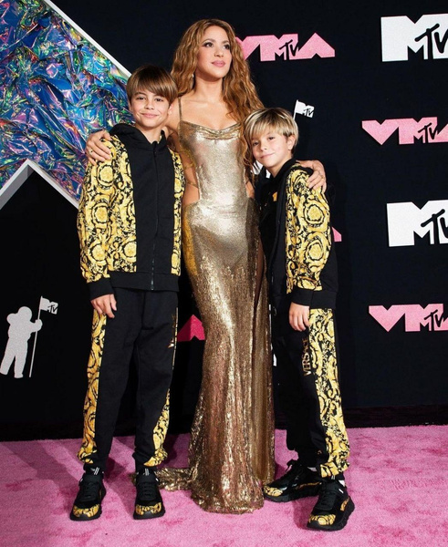 В блеске золота: Шакира в сияющем платье пришла с детьми на вручение премии MTV VMA-2023