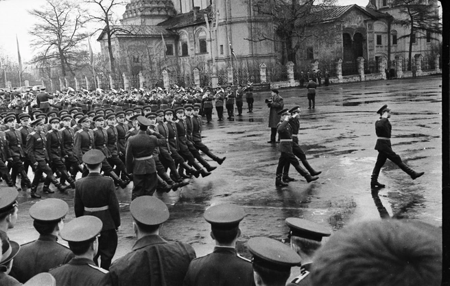 По площади торжественно маршировали военные | Источник: Виктор Латышев / музей Боевой и Трудовой Славы средней школы № 36