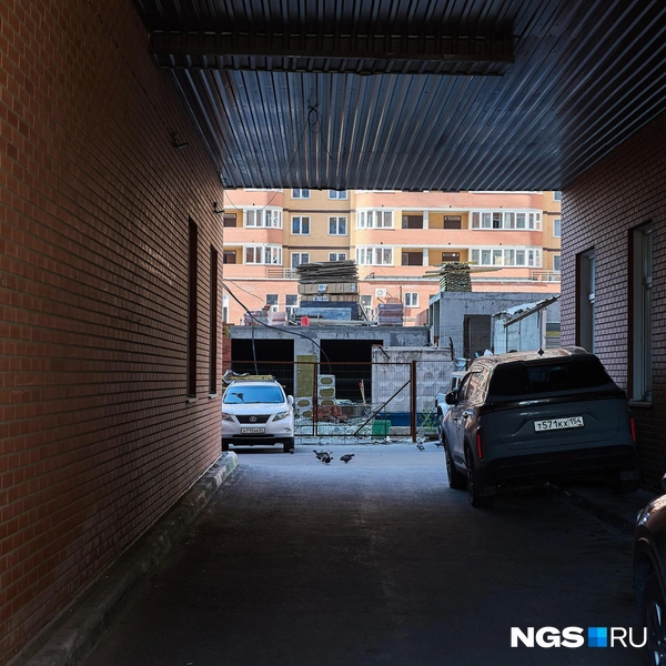Автомобили сегодня паркуют где придется. Возможно, ситуацию исправит подземная парковка, которая сейчас находится в стадии строительства | Источник: Александр Ощепков / NGS.RU