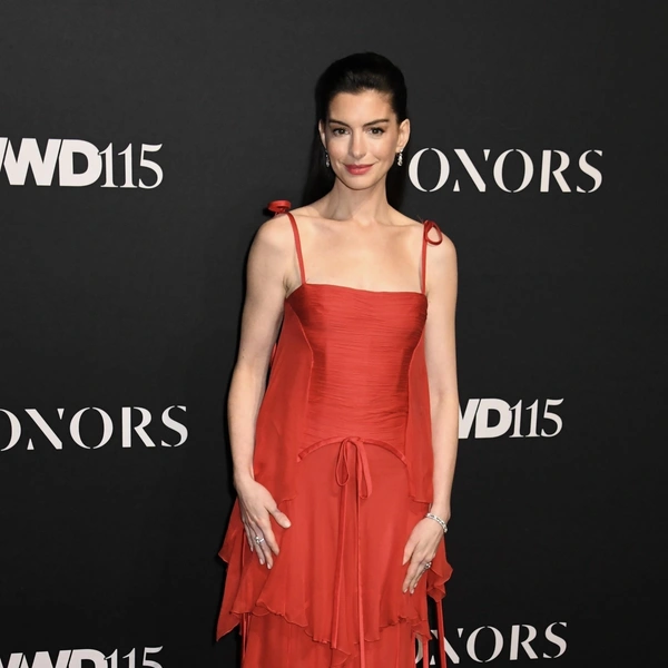 Красные нулевые: Энн Хэтэуэй в архивном платье Valentino — выход месяца | Источник: MPNC/Copyright © 2025 BACKGRID, Inc.