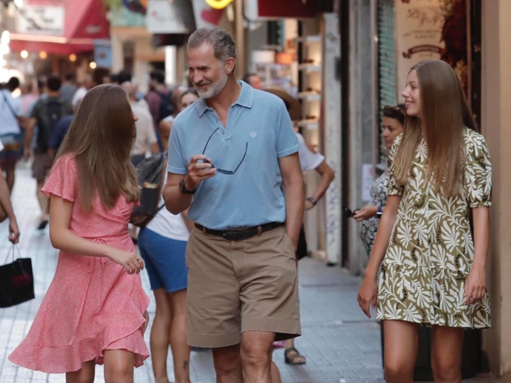 Король Филипп с дочерьми: принцессами Леонор и Софией, 2022 год