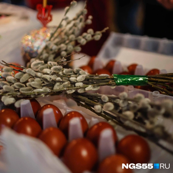 Сюда же положили вербы | Источник: Евгений Софийчук / NGS55.RU