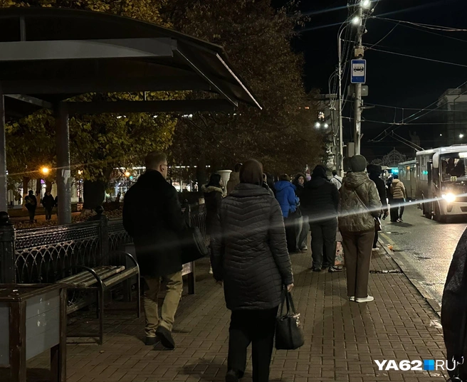 Вечернее ожидание транспорта может сильно затянуться | Источник: Виктория Улитова / YA62.RU
