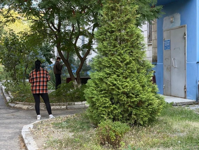 Ждать очереди на улице приятнее, чем в полумраке лестничных пролетов | Источник: Алексей Волхонский / V1.RU