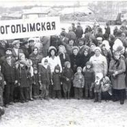 Поначалу люди жили в палатках, потом переехали в вагончики | Источник: kogalymlib.ru