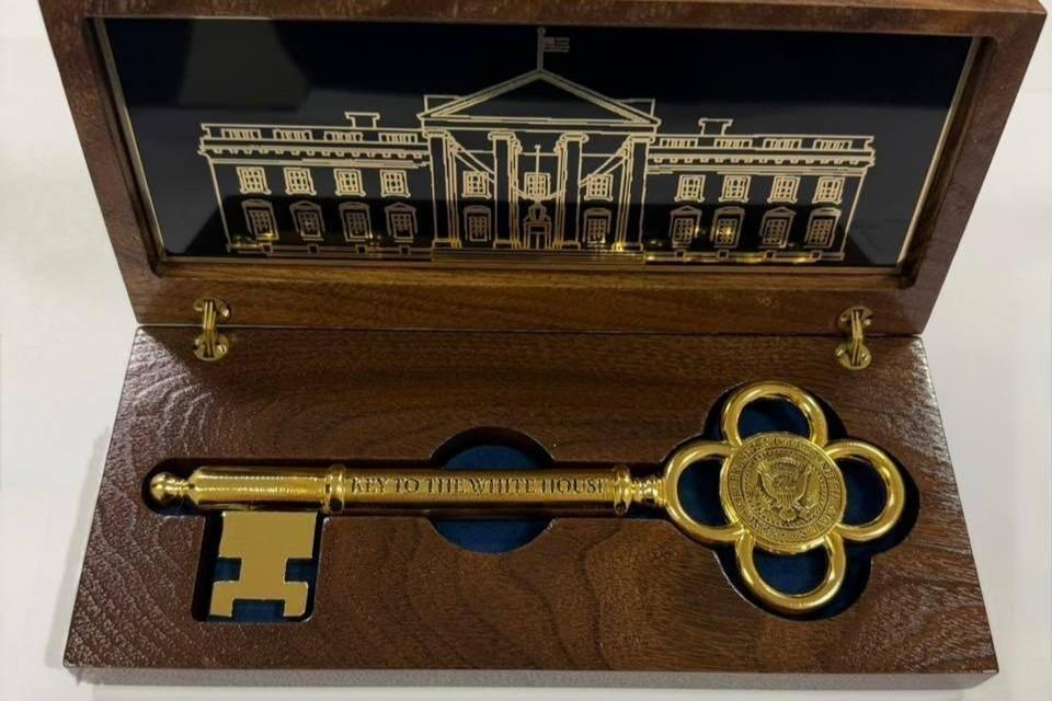 Trump podaril Tokajevu simbolični ključ Bele hiše in bejzbolsko kapo z avtogramom