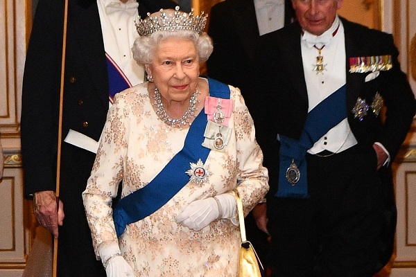 Бриллиантовая корона Елизавете подходит больше, чем картонная