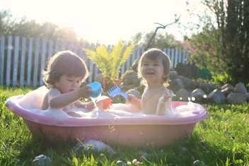 «До какого возраста можно купать сына и дочь вместе?»