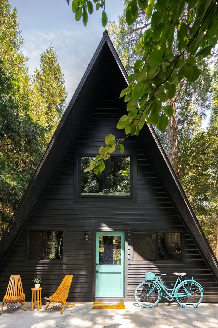 Треугольный дом с террасой в Калифорнии