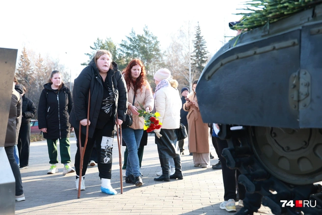 Пострадавшие сотрудники завода тоже не смогли усидеть дома | Источник: Михаил Шилкин
