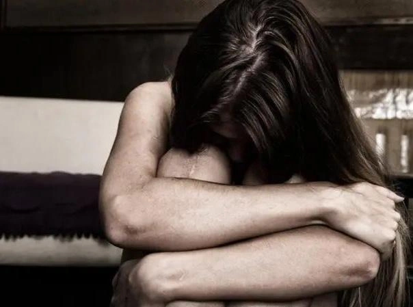 27 ударов ножом: 15 лет тюрьмы дали кыргызстанцу, убившему бывшую жену, когда на ее руках спала маленькая дочь