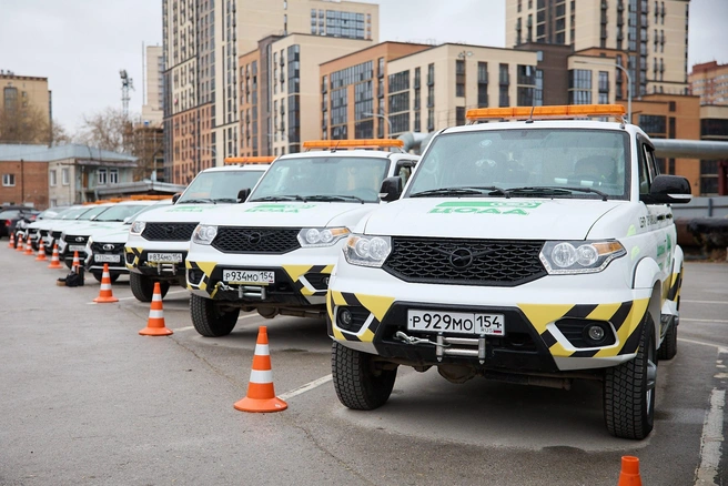 Мошеники чаще всего подъездают на гражданских автомобилях, сотрудники ЦОДД передвигаются на машинах с логотипами, как на фото | Источник: ГКУ НСО ЦОДД