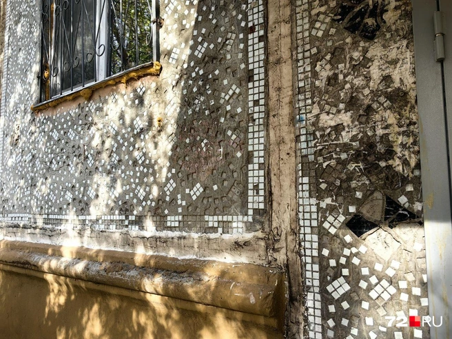 Дом с мозаикой. Представляете, как красиво она смотрелась, когда ее только сделали?  | Источник: Павел Красоткин / 72.RU 