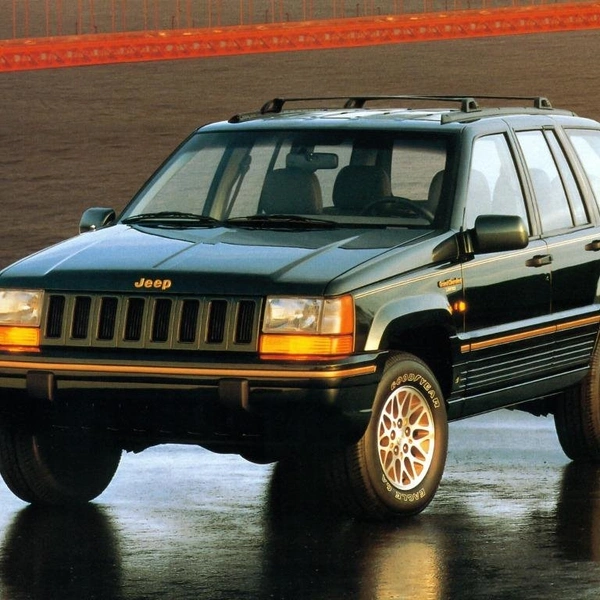 Jeep Grand Cherokee (ZJ)«Гранд» был конструктивно схож с Cherokee, но на него ставили и большой мотор V8 5,7 л, а привод был только постоянный полный. Но кузов был тоже несущий, и мосты неразрезные.