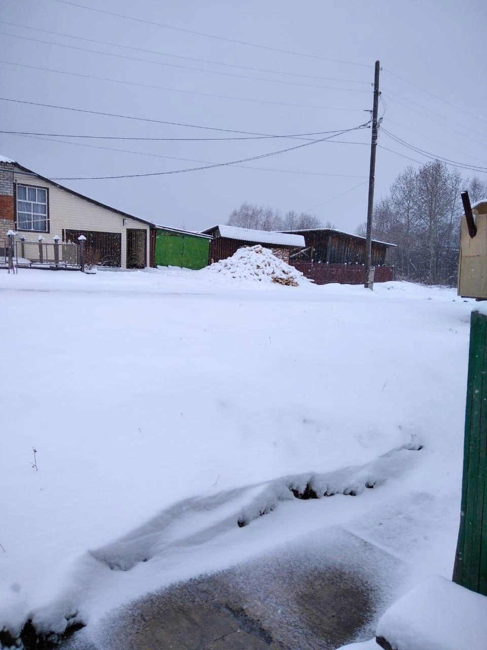 В Верхотурье замело дворы | Источник: подписчица чата «Погода в Екатеринбурге» / T.me