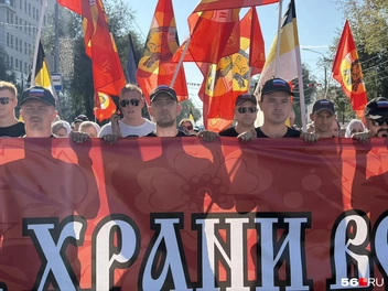 Одни шли с баннерами | Источник: Николай Сальников / 56.RU