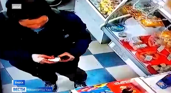 Александр с окровавленными руками покупает выпивку после пожара | Источник: gtrk.tv