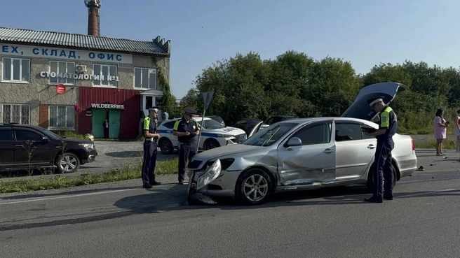 Водитель Skoda не уступил дорогу байкеру | Источник: ГАИ Свердловской области