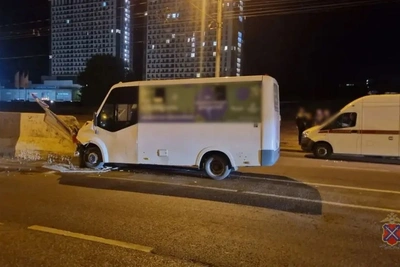 В Волгограде маршрутка врезалась в ограждение: двое пострадавших
