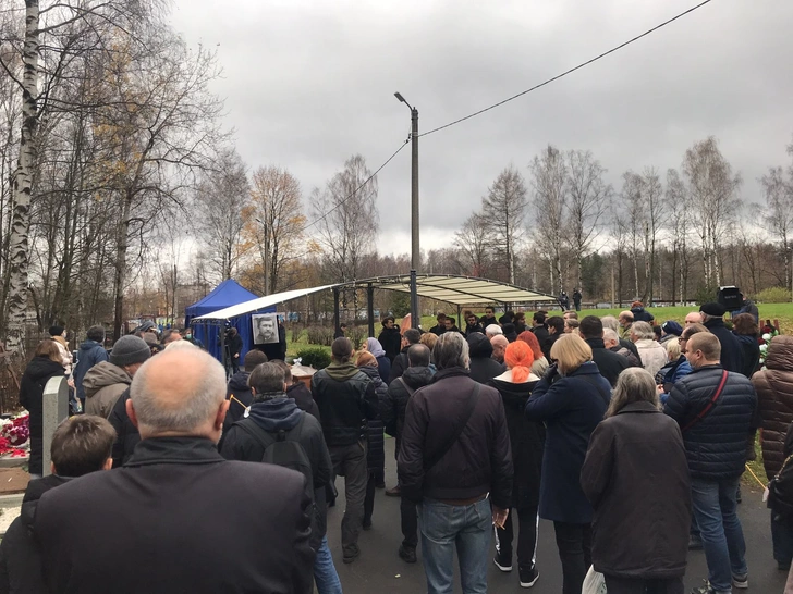 В Петербурге простились с режиссером фильма «Особенности национальной охоты» Рогожкиным: репортаж