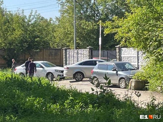 У здания офиса заметили силовиков | Источник: читательница E1.RU