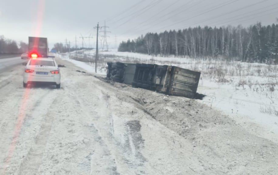 «Помялись 25 тонн тропических фруктов». На въезде в Тольятти перевернулся банановоз