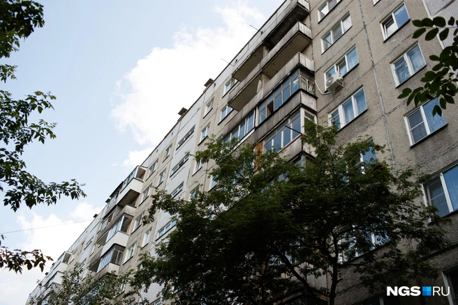 В многоквартирном доме четыре подъезда, мусоропроводы заварены пока в двух | Источник: Андрей Бортко / NGS.RU
