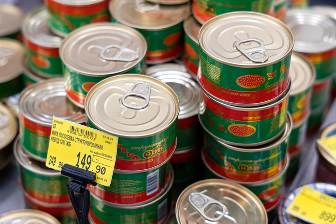 Надпись «структурированная икра» значит, что продукт произвели из сваренного на второсортной икре бульона, желатина и других добавок. Лучше уж ухи поесть | Источник: Мария Ленц / NGS24.RU