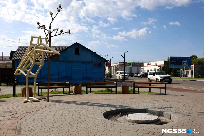 Жители ждали питьевой фонтан, декоративные камни и деревья, а получили канализационный люк | Источник: Евгений Софийчук / NGS55.RU