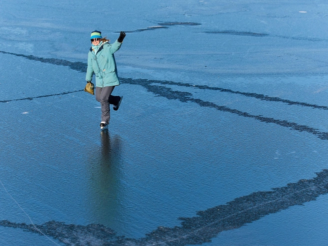 Другие смело скользили по льду, толщина которого не превышала 8 сантиметров | Источник: Александр Ощепков / NGS.RU