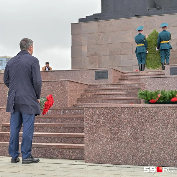 Глава Прикамья возложил гвоздики | Источник: Василина Любимова / 59.RU