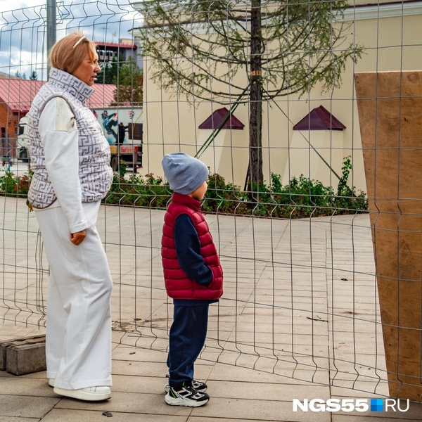 Но понаблюдать за ним можно только через забор | Источник: Кирилл Башинский / NGS55.RU