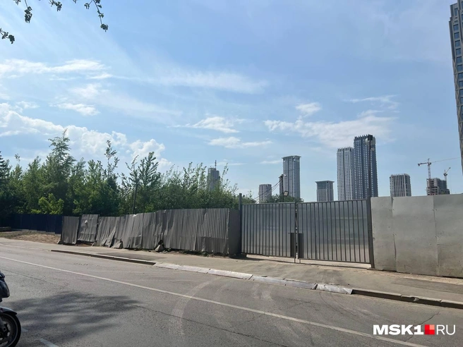 Новая дорога появится в том числе и у строящегося жилого комплекса на Дербеневской улице | Источник: Иван Богданов / MSK1.RU