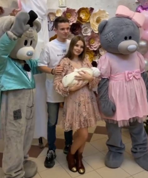 Арсений Шульгин забрал жену с новорожденной дочерью из роддома