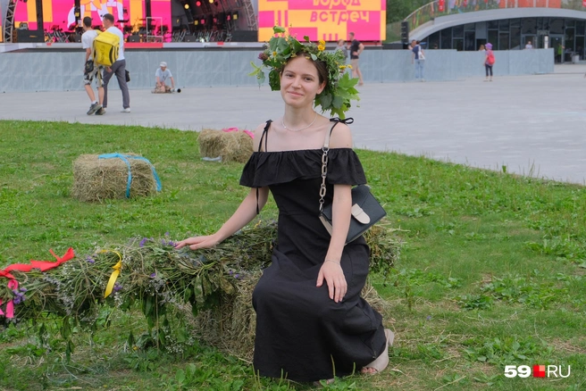 Пермячкам плели вот такие чудесные венки из полевых цветов | Источник: Тимофей Калмаков