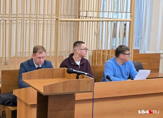 Глеб Назаров и его адвокаты | Источник: Семен Коротов-Майбах / 164.RU