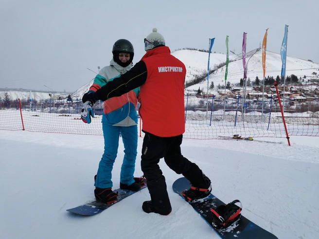 На горнолыжных курортах без проблем учат вставать на сноуборд или лыжи | Источник: Артем Ленц