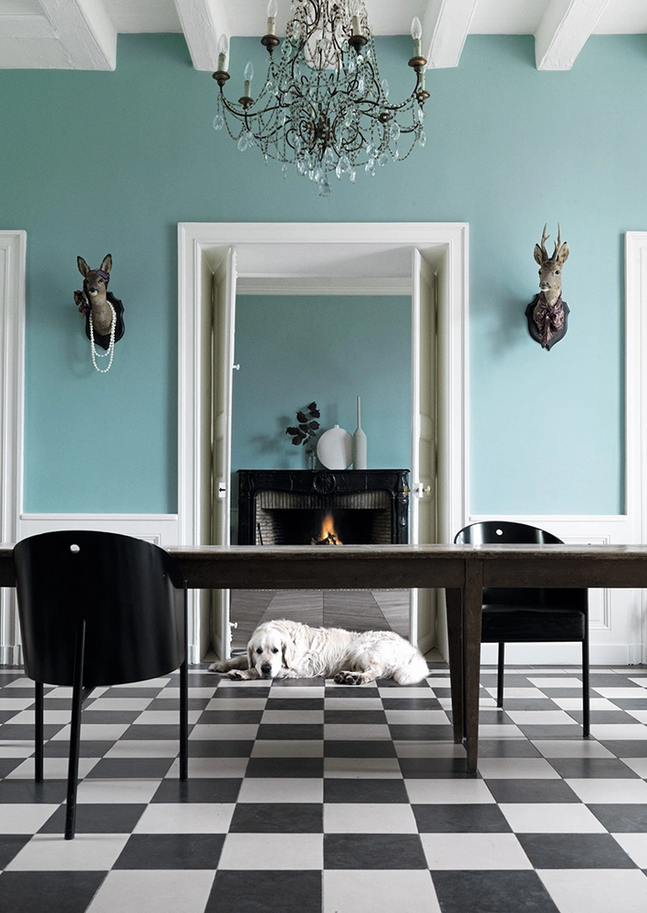 Столовая в замке XVIII века в долине Луары. Хозяева — специалисты по скандинавскому антик- вариату и современному дизайну — оформили интерьер своего жилища, вдохновляясь густавианскими образцами. | Источник: Anders Hviid