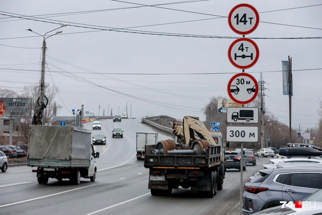Мост на выезде из Локомотивного закрыли для грузовиков в январе. Сейчас по нему разрешили ездить машинам весом до 14 тонн | Источник: Наталья Лапцевич