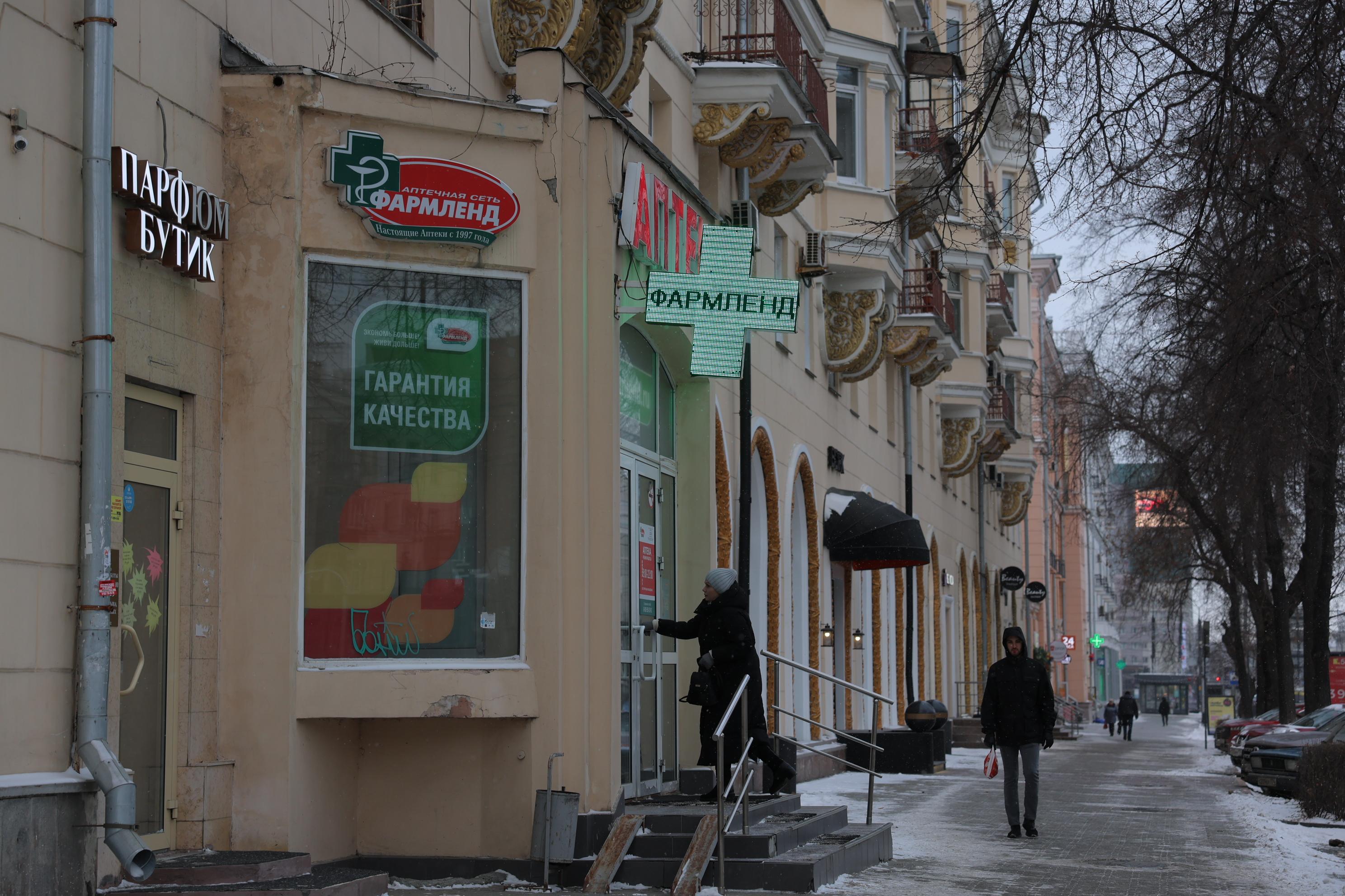 «В квартирах будто лежит по четыре трупа»: перед домом в центре Челябинска обрушился асфальт, а жильцы задыхаются от зловония