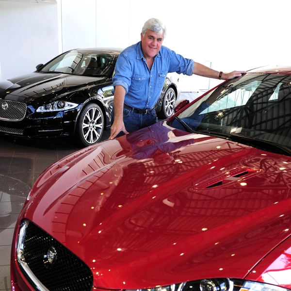 Джей Лено со своим Jaguar | Источник: stewart writtle/Legion Media