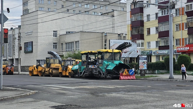 Дорожная техника возле Художественного музея | Источник: Дарья Никитченко / 45.RU