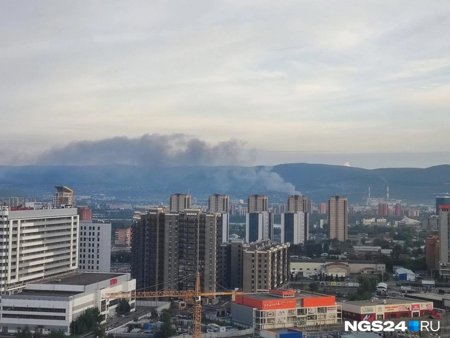 Так пожар на складе выглядел с другого конца города | Источник: читатель NGS24.RU