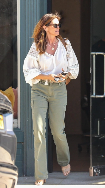 Синди Кроуфорд носит блузу кроше — это самая модная техника, которая выглядит эффектно | marieclaire.ru