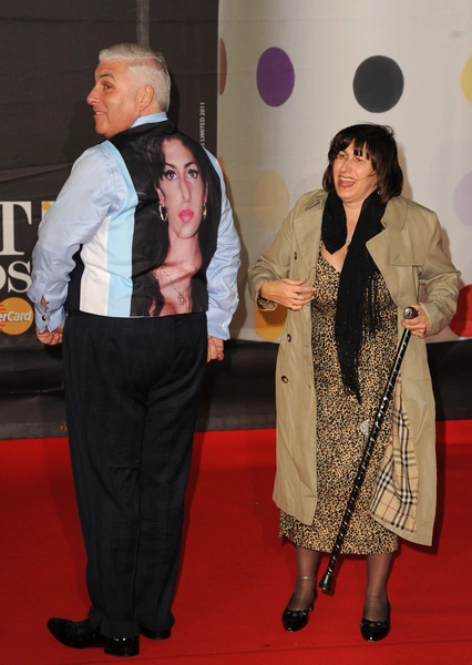 Отец Эми Уайнхаус (Amy Winehouse) на Brit Awards | Источник: getty images