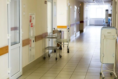 В Бийске девочке в саду прищемили палец, грозит ампутация