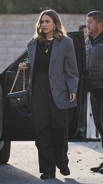 Стильно и просто: Джессика Альба появилась в лаконичном образе — вы легко его повторите | marieclaire.ru