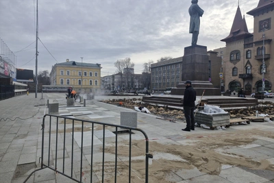 Плитку у «Липок» меняют частями каждый год