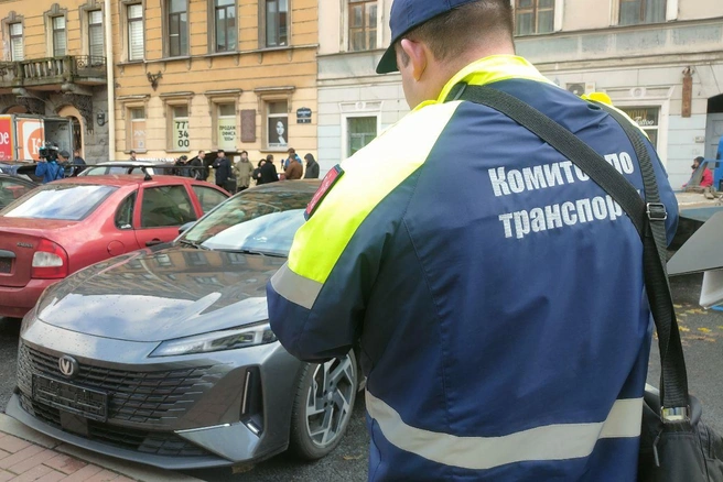 Комтранс провел рейд на Захарьевской, где паркуются МВД и ФСБ | Источник: Михаил Огнев / «Фонтанка.ру»
